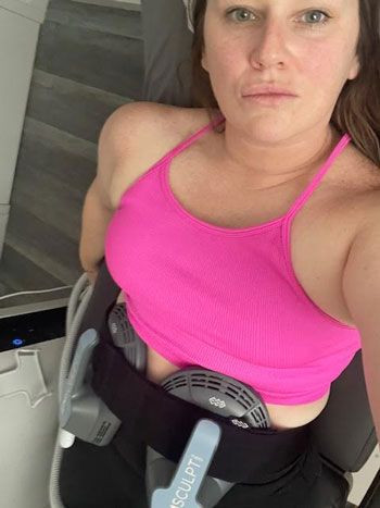 EmSculpt Neo là công nghệ không xâm lấn, sử dụng sóng điện từ kết hợp với tần số vô tuyến để tiêu diệt mỡ thừa.