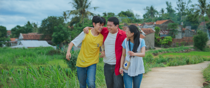 Kính Vạn Hoa bản điện ảnh theo chân chuyến phiêu lưu của bộ 3 Long - Quý - Hạnh và màn chạm trán với hồn ma trên đồi cắt cỏ.