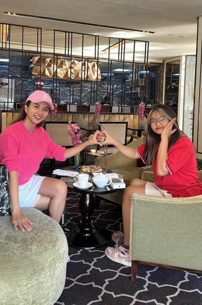 Bên cạnh hoạt động nghệ thuật, nữ diễn viên Kim Tuyến dành thời gian tận hưởng cuộc sống và chăm sóc con gái. (Ảnh: FBNV)