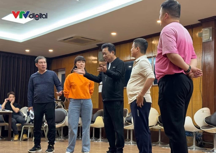 Dàn nghệ sĩ tập trung tập luyện cho Táo Quân. Ảnh: VTV Digital