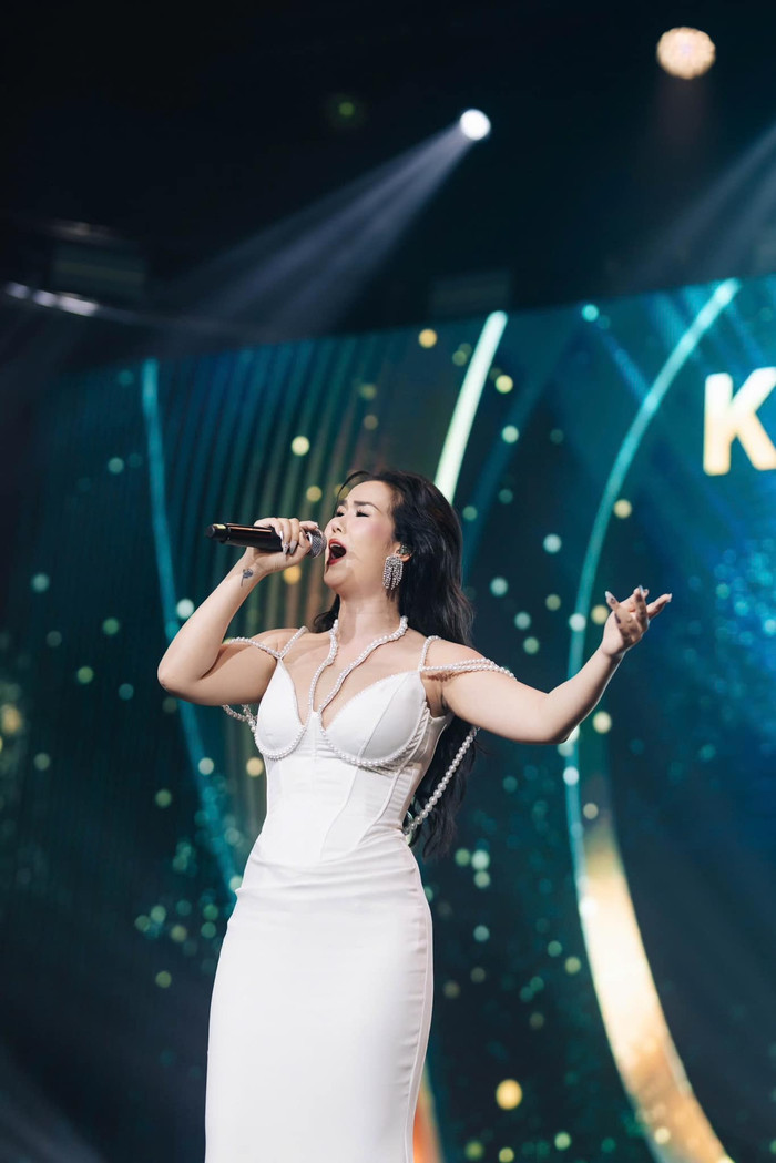 'Mẹ bỉm' thăng hoa trên sân khấu. Ảnh: FBNV