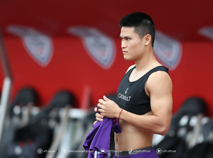 Tiền đạo Phạm Tuấn Hải đã không thể cạnh tranh cơ hội ra sân với Nguyễn Xuân Son. Ảnh: VFF