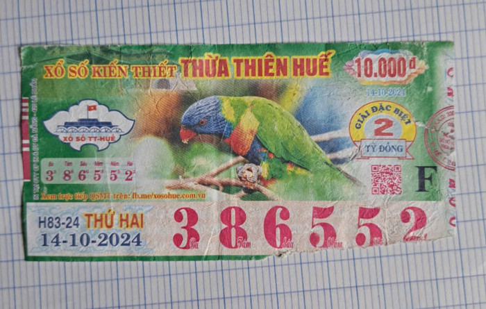 Tờ vé số trúng độc đắc nhưng bị từ chối trả thưởng vì lý do vết rách nhỏ dưới dãy số chính ở bên phải 