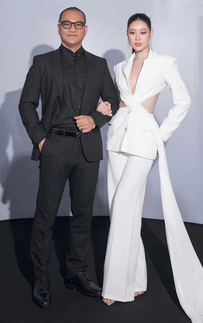 Hoa hậu Khánh Vân diện áo khoét sâu phần ngực và éo, khoe khéo vóc dáng gợi cảm. (Ảnh: FBNV)