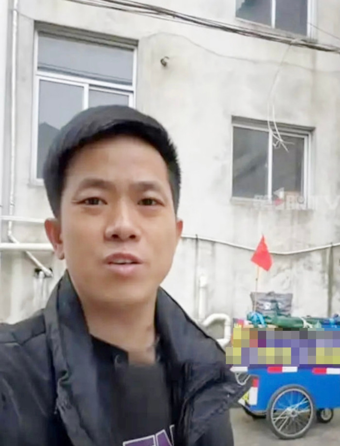 Đi bộ gần nửa năm, thanh niên trẻ hóa 'già nua' khiến ai cũng sốc.