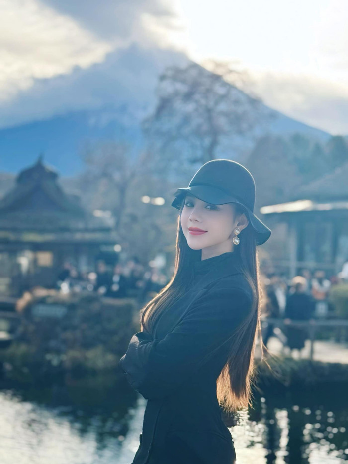 Quỳnh Kool khéo khoe đường cong cơ thể hình chữ S tại Nhật Bản. Ảnh: FBNV