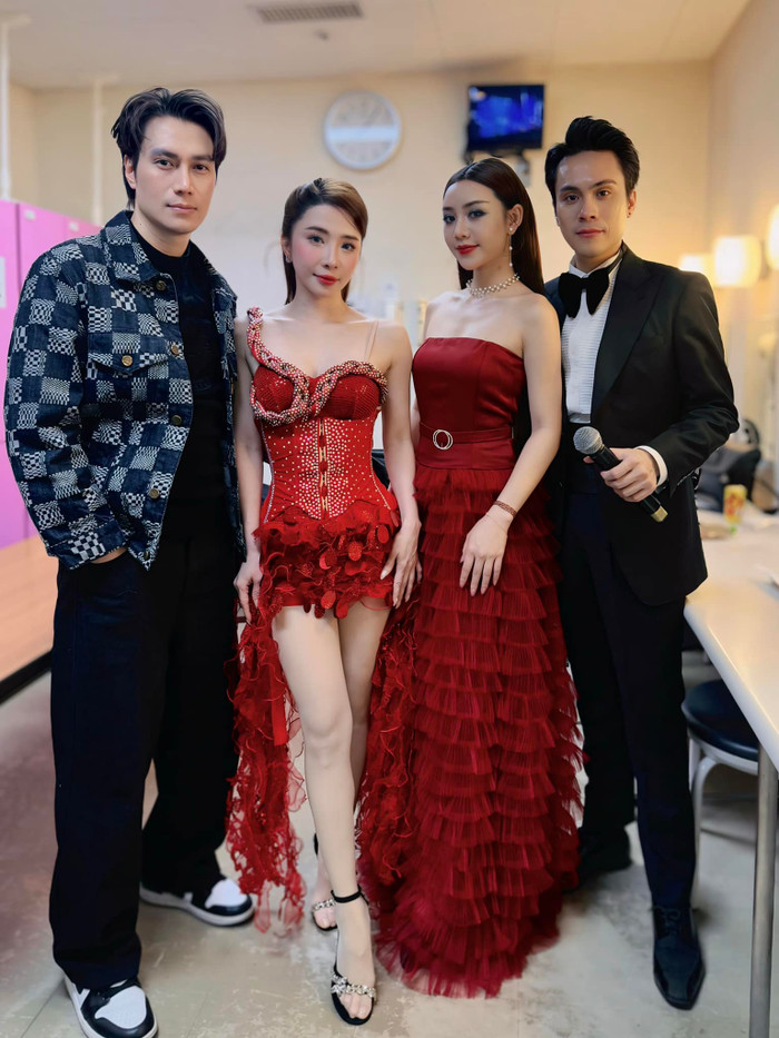 Quỳnh Kool và Quỳnh Nga xúng xính diện váy đỏ khi cùng Việt Anh, MC Thái Dũng tham gia một sự kiện tại Nhật Bản. Ảnh: FBNV