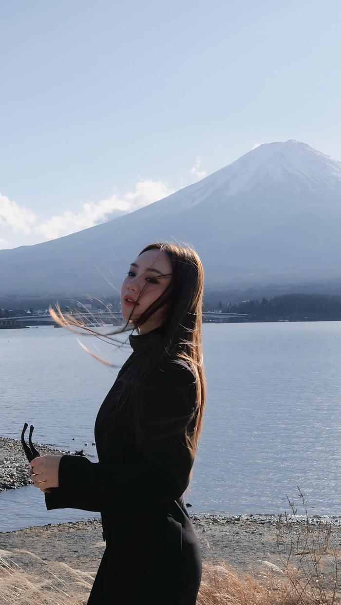 Quỳnh Kool đẹp mong manh dưới ánh nắng. Ảnh: FBNV