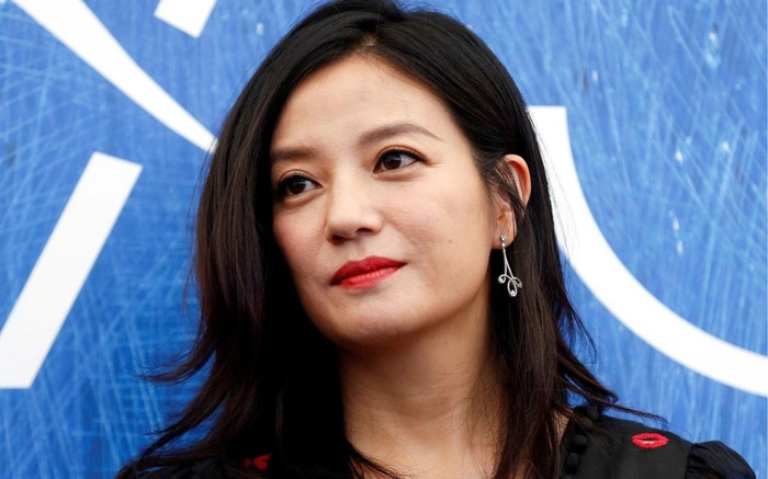 Triệu Vy sau khi ly hôn chồng tỷ phú: U50 sống hướng Phật, nhan sắc xuống cấp khó nhận ra Ảnh 2