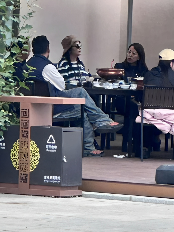 Triệu Vy (đeo kính) được người qua đường ghi lại hồi tháng 9/2024.