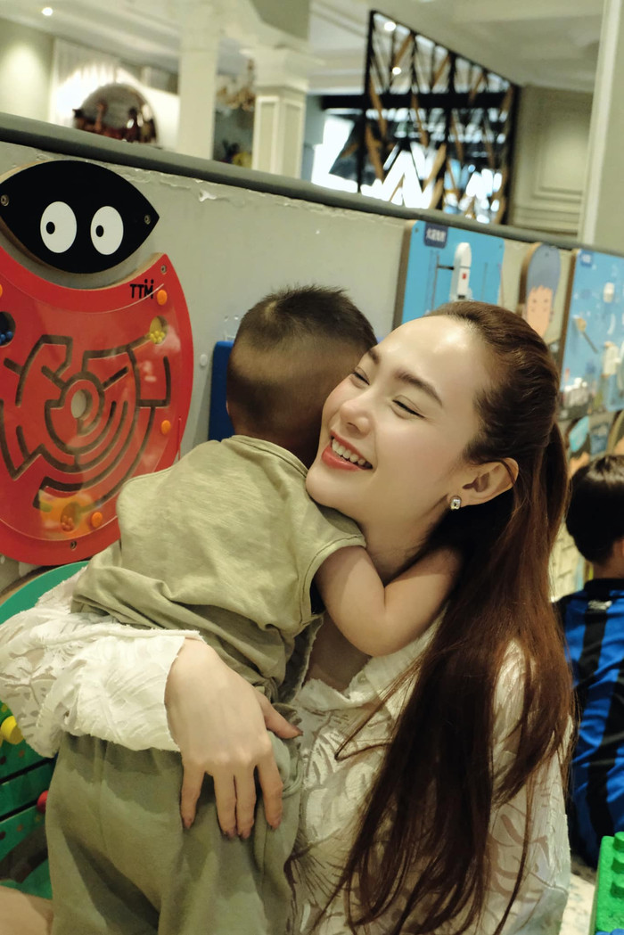 Minh Hằng luôn cố gắng dành thời gian rảnh để ở bên cạnh con. Ảnh: FBNV