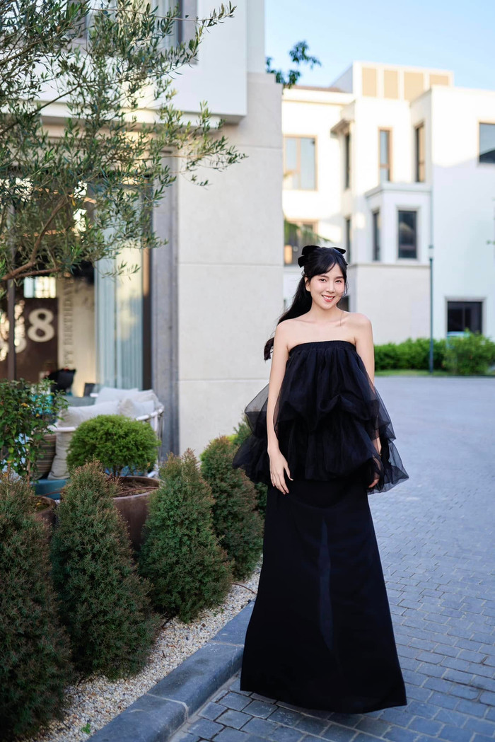 Mai Ngọc chuẩn bị lên xe hoa. Ảnh: FBNV