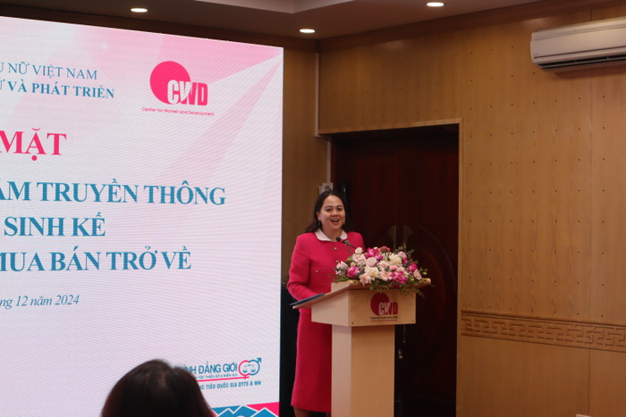 Bà Đặng Cẩm Tú, Giám đốc Trung tâm giới thiệu về hoạt động. (Ảnh: Phong Châu)