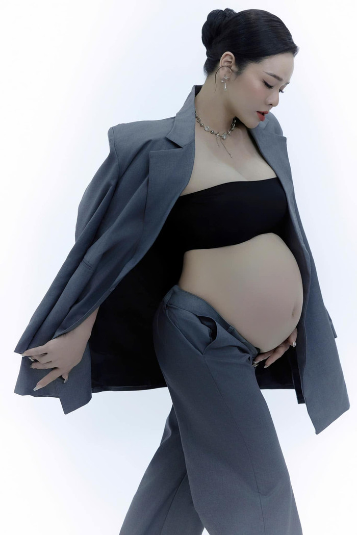 Nhật Kim Anh diện vest, tự tin khoe bụng bầu. Ảnh: FBNV