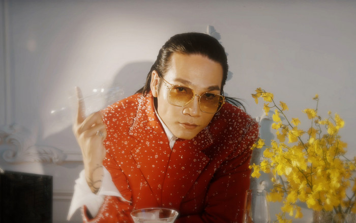 Nam ca sĩ nổi tiếng bất ngờ xuất hiện với diện mạo lạ sau một năm 'ở ẩn' Ảnh 2