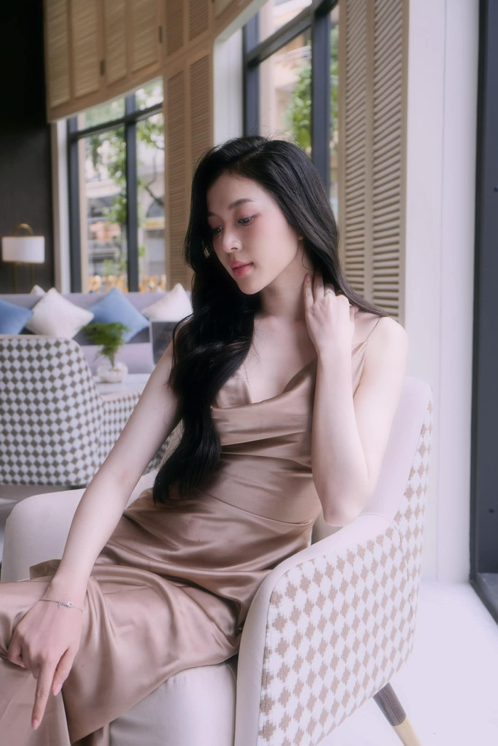 Với số đo chuẩn chỉnh 88-63-90 cm, Kiều Duy thoải mái lựa chọn những chiếc váy lụa mềm mại đem lại cảm giác nữ tính mỗi khi xuống phố. 