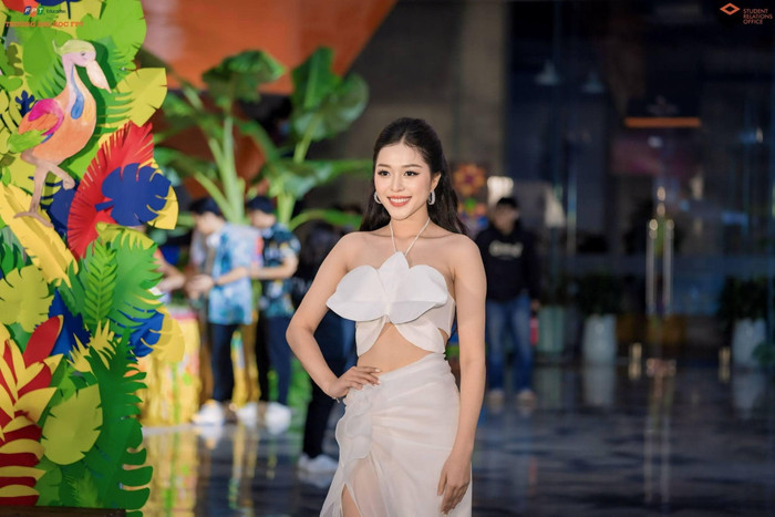 Tân Hoa hậu Quốc gia Việt Nam sinh năm 2003, quê Vĩnh Long, cao 1,69 m. Cô nàng sở hữu gương mặt ưu nhìn, thanh tú cùng nụ cười tươi rạng rỡ. Trong loạt ảnh đời thường, Kiều Duy ưu chuộng những thiết kế có tông màu tươi sáng, tôn được vóc dáng thon gọn. 