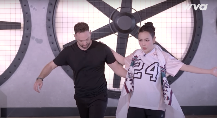 Phương Oanh vẫn giữ vững phong độ về sắc vóc trong buổi tập luyện. (Ảnh chụp màn hình)