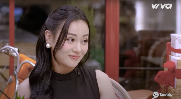 Phương Oanh đẹp ngẩn ngơ khi dự tiệc cùng vũ công nam Daniel Denev trước khi thi đấu. (Ảnh chụp màn hình)