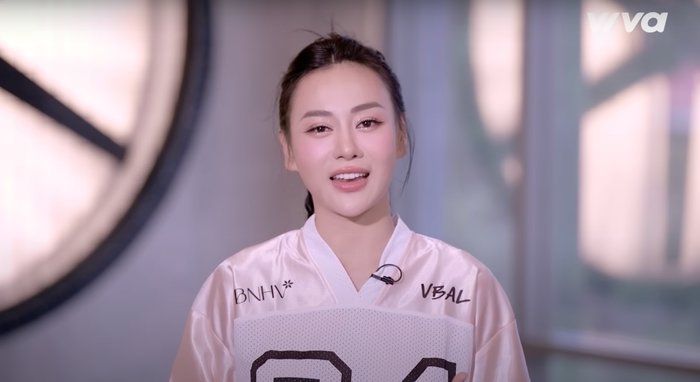 Phương Oanh trang điểm theo theo tông màu hồng đào, khoe nhan sắc trong veo tựa tiên tỷ.