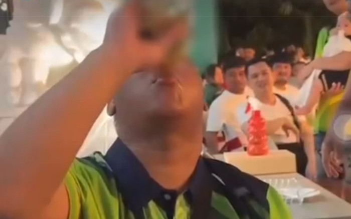 Nam ca sĩ qua đời vì nhận lời thách uống hết chai rượu để nhận 22 triệu đồng Ảnh 2