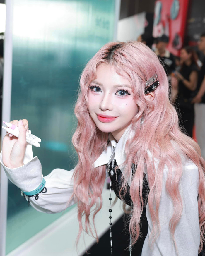 Nhan sắc xinh đẹp cùng phong cách thời trang trẻ trung giúp CiiN ghi điểm mỗi khi xuất hiện tại các sự kiện. (Ảnh: FBNV)