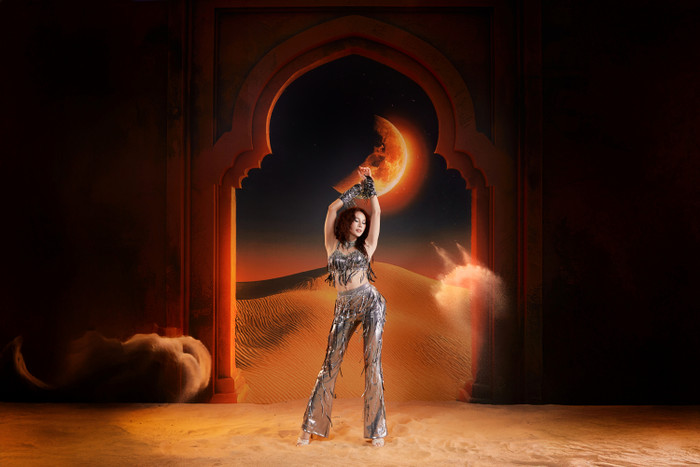 Tạo hình của Chu Lê Vi Anh tựa những quý cô disco.