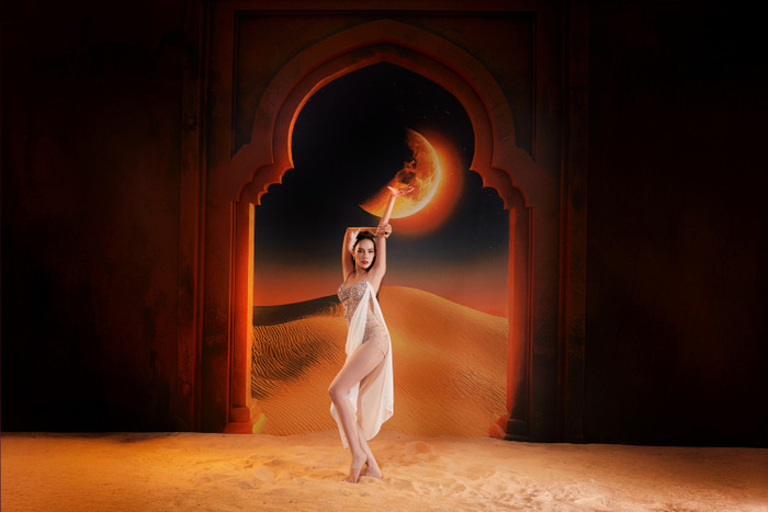 Hoa hậu Lê Hoàng Phương xuất hiện ấn tượng với tạo hình tựa thiên nga trắng.