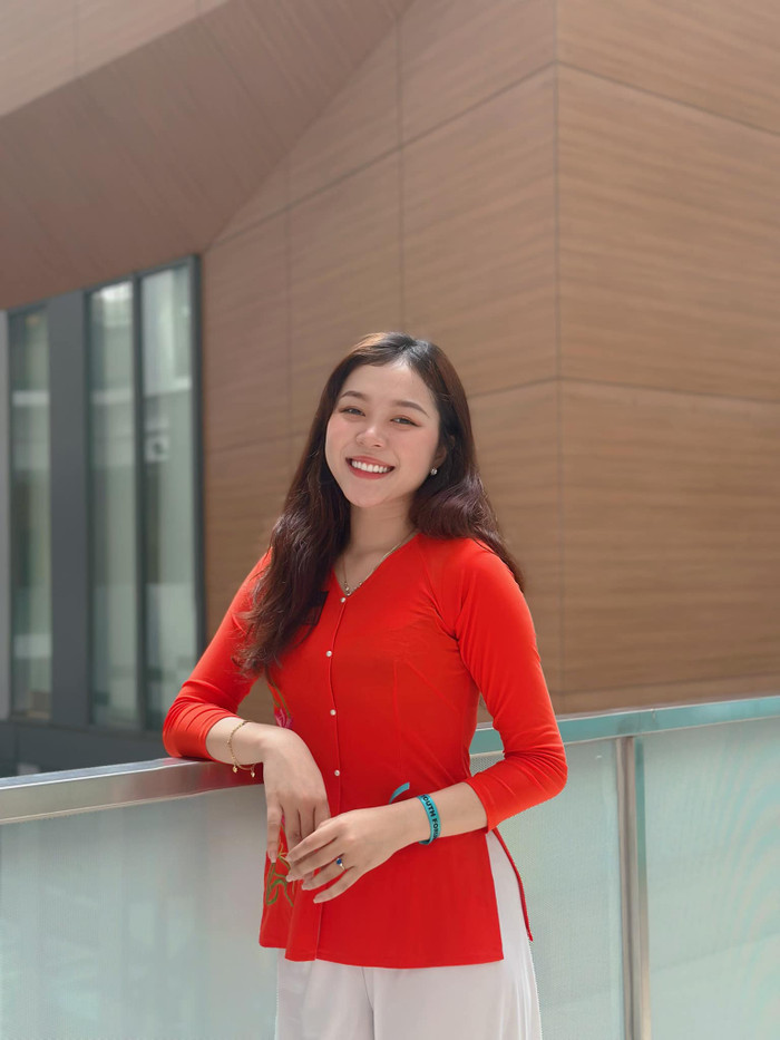 Theo ghi nhận, Nguyễn Ngọc Kiều Duy hoạt động sôi nổi với vai trò Ban chủ nhiệm câu lạc bộ tiếng Anh của trường. Trong dịp đón tiếp đoàn chuyên gia kiểm định AQAS, nữ sinh sinh năm 2003 để lại ấn tượng khi đảm nhận vai trò phiên dịch viên.  