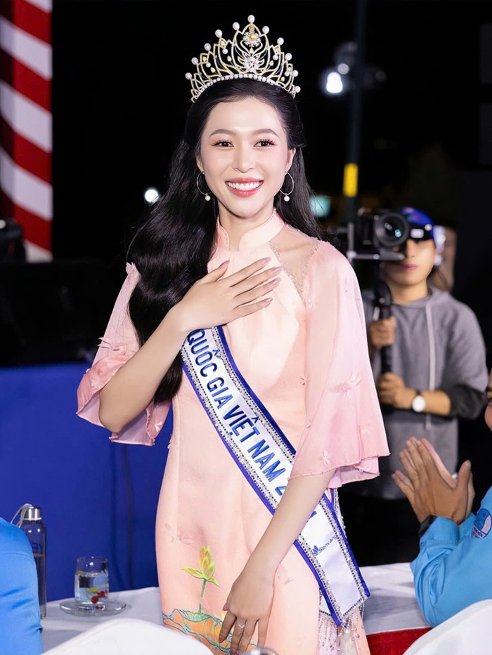 Chung kết cuộc thi Hoa hậu Quốc gia Việt Nam 2024 đã khép lại với chiến thắng thuộc về người đẹp quê Vĩnh Long - Nguyễn Ngọc Kiều Duy. Sau thời khắc đăng quang, mọi thông tin xoay quanh đại diện quốc gia tham dự đấu trường Miss International 2025 nhanh chóng được tìm kiếm. Trong đó, học vấn của tân Hoa hậu là một trong những chủ đề đặc biệt được fan sắc đẹp chú ý.