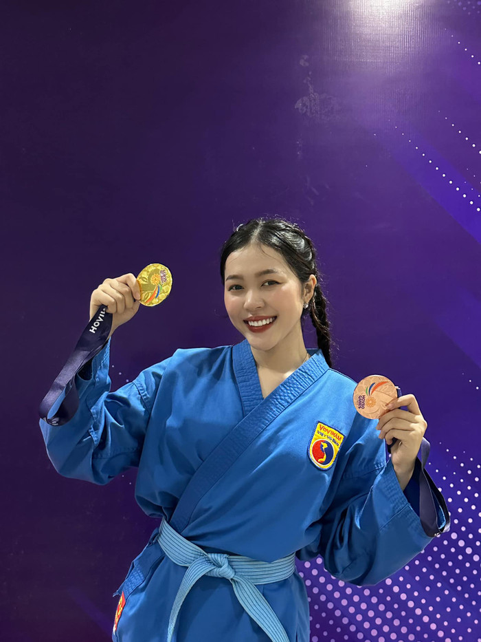 Bên cạnh đó, tân Hoa hậu Quốc gia Việt Nam cũng hoạt động tích cực về mảng phong trào, thể dục thể thao. Nàng hậu từng gặt hái thành tích Huy chương Vàng Hovilo Games 2022 môn bóng chuyền, Huy chương Bạc Hội khỏe Phù đổng tỉnh Vĩnh Long môn bóng chuyền (2020 - 2021), Huy chương Đồng Thái cực đơn đao, Top 8 cuộc thi Eloquence Championship.