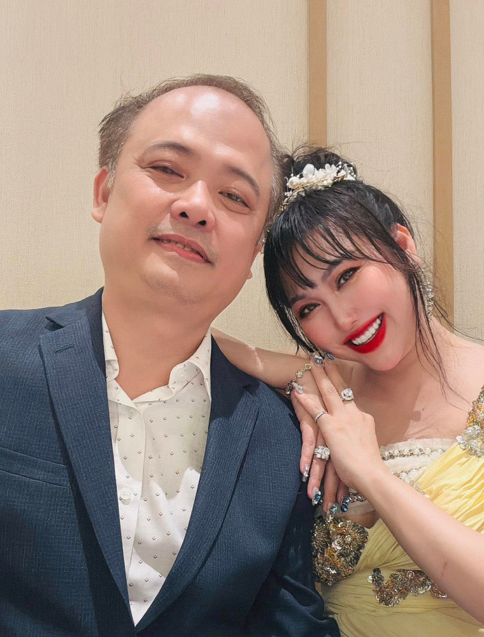 Phi Thanh Vân hạnh phúc bên bạn trai hơn 10 tuổi. (Ảnh FBNV)