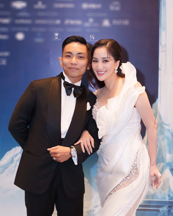 Vào tháng 5/2024, Khánh Thi công khai hé lộ đã chi khoảng 510 triệu cho liệu trình giảm mỡ tại một cơ sở làm đẹp. Cô đặt mục tiêu bản thân phải giảm được 8 - 9 kg. Sau khi vừa kết hợp tập luyện, ăn uống và thẩm mỹ, Khánh Thi đã gần như lấy vóc dáng thời son rỗi. 