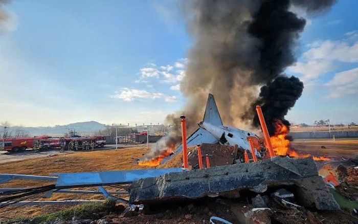 Nóng: Máy bay Hàn Quốc chở 181 người lao khỏi đường băng, đã có ít nhất 28 người thiệt mạng Ảnh 2