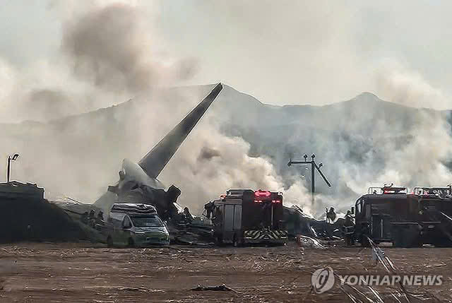 Hiện trường hoang tàn sau vụ tai nạn nghiêm trọng. Ảnh: Yonhap