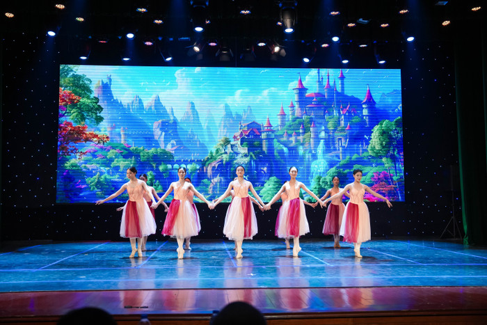 Dàn vũ công duyên dáng, yểu điệu khi thể hiện những điệu múa hấp dẫn trong vở nhạc kịch.&nbsp;