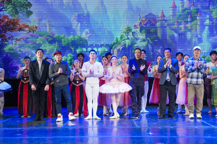 Vũ kịch khép lại với màn nhảy một điệu van của các vũ công trẻ, sau đó nhân vật Clara và nhân vật Hoàng Tử được trao vương miện Vương quốc Bánh Kẹo.