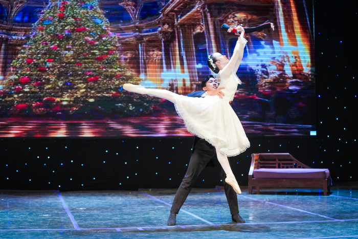 Vũ kịch tái hiện khoảnh khắc nhân vật nữ chính nhận được một con búp bê kẹp hạt dẻ làm bằng gỗ hình chú lính, được dùng để làm nứt vỏ hạt.&nbsp;