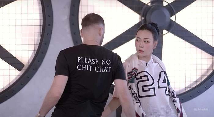 Phương Oanh và bạn nhảy tập luyện.