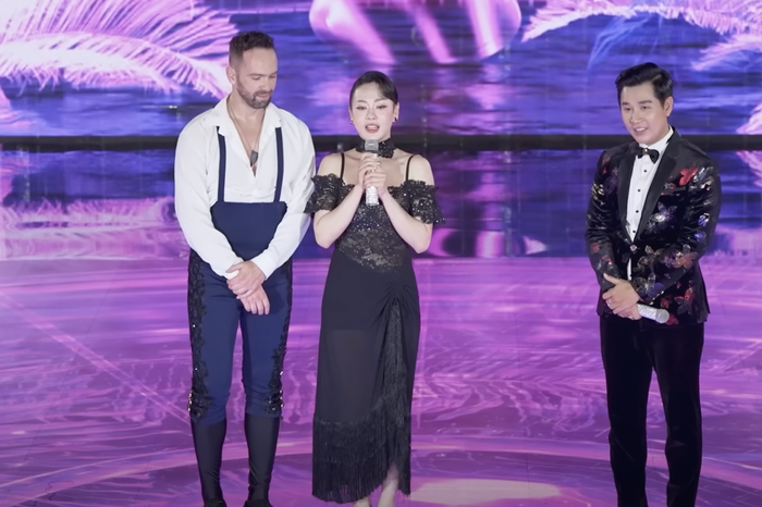 Phương Oanh xúc động trên sân khấu Bước Nhảy Hoàn Vũ.