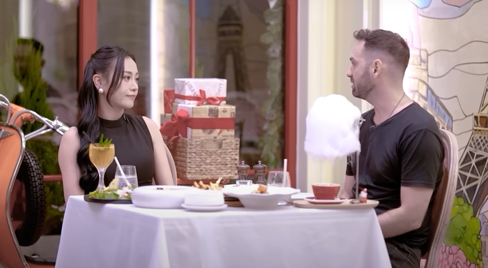 Phương Oanh và Daniel Denev trong buổi hẹn gặp bàn ý tưởng tiết mục. 