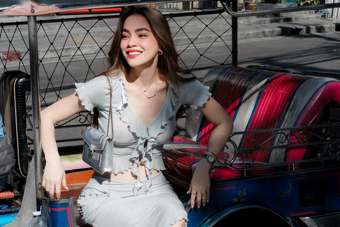 Hồ Ngọc Hà không quên phối cùng dàn phụ kiện hàng hiệu để tăng độ sang chảnh. (Ảnh: FBNV)