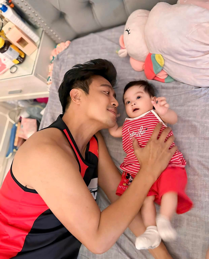 Ông xã Kha Ly - Thanh Duy thừa nhận thay đổi từ khi có con đầu lòng.