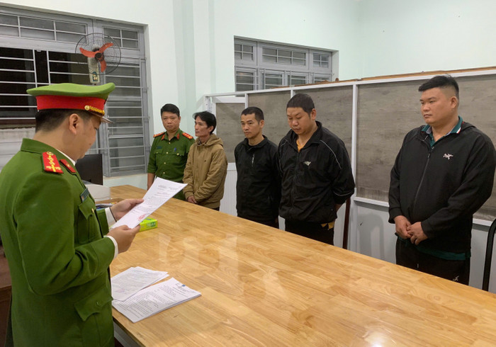 Nhóm đối tượng tại Cơ quan điều tra khai nhận hành vi vi phạm pháp luật của mình. Ảnh: CAND