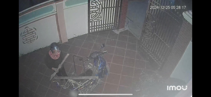 Vào 5h20 sáng mỗi ngày, mẹ thức dậy và chuẩn bị đi làm. Ảnh: diudao308