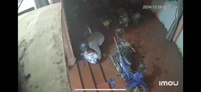 Bố mẹ cô gái chăm chỉ lao động để nuôi 5 người con đi học tử tế. Ảnh: diudao308