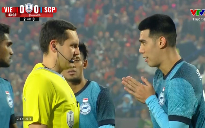 Vì sao hậu vệ Singapore bị thẻ đỏ nhưng không rời sân? Ảnh 2