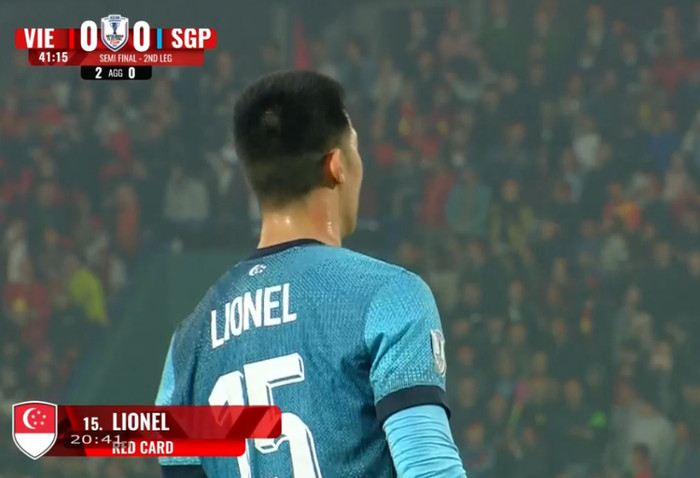 Tuyển Singapore đã thoát cảnh chơi thiếu người dù ban đầu hậu vệ Lionel Tan bị thẻ đỏ. 