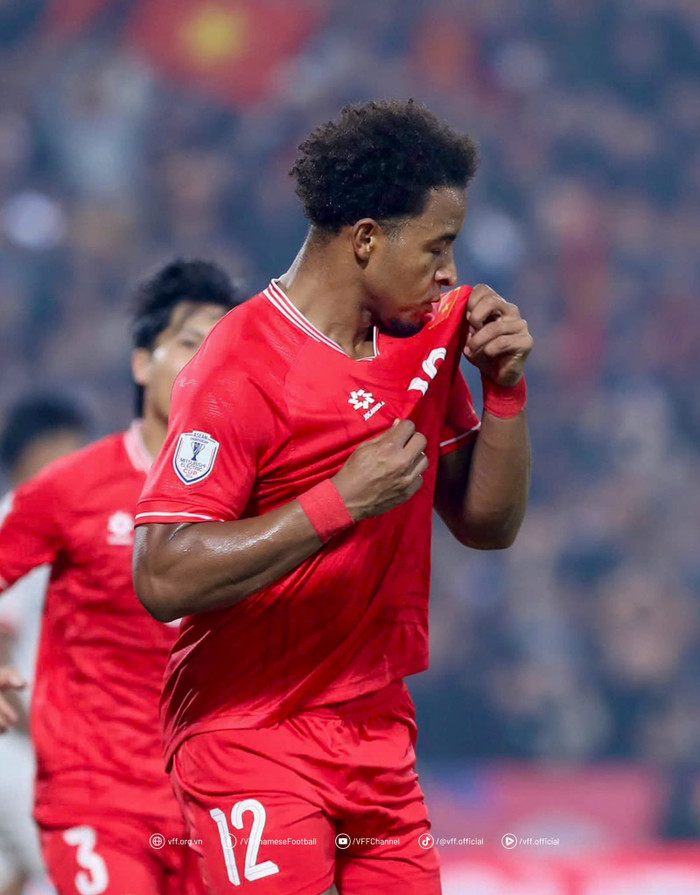 Cú đúp bàn thắng của Nguyễn Xuân Son giúp cho tuyển Việt Nam đánh bại Singapore 3-1, qua đó thắng chung cuộc 5-1 để vào chung kết. Ảnh: VFF