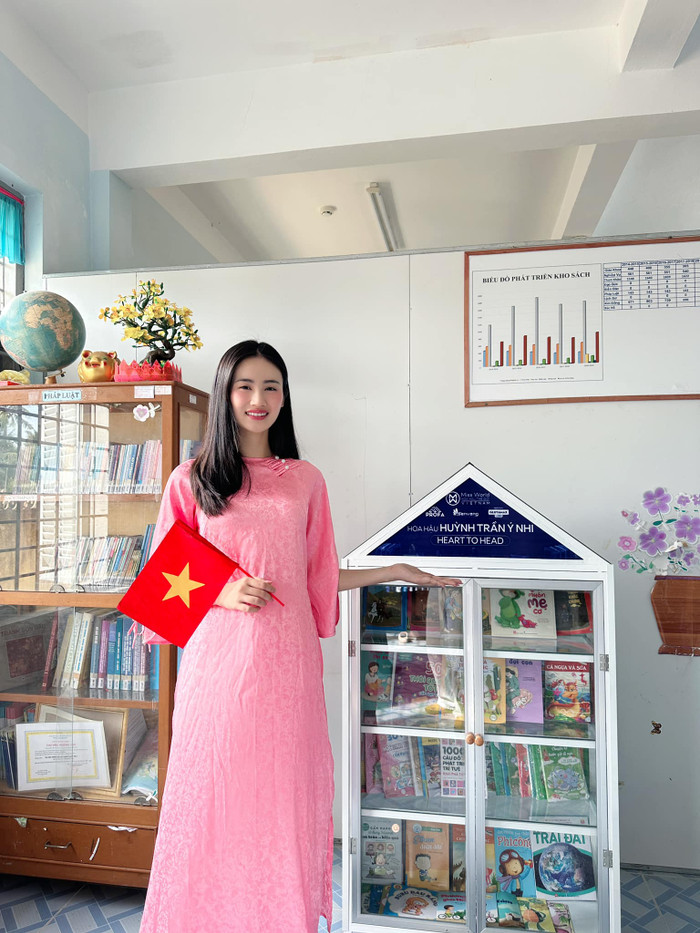 Sở hữu lợi thế chiều cao, Hoa hậu Ý Nhi hoàn toàn chinh phục được thiết kế vốn có phom dáng khá suông. Lối trang điểm nhẹ nhàng với má hồng và son màu mang lại vẻ ngoài trẻ trung nhưng không kém phần sắc sảo cho cô. 